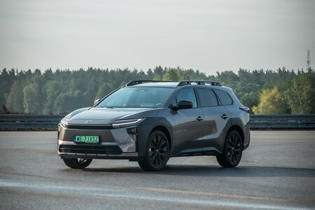 Toyota ułatwia decyzję o wyborze samochodu elektrycznego. Komplet informacji dla klienta