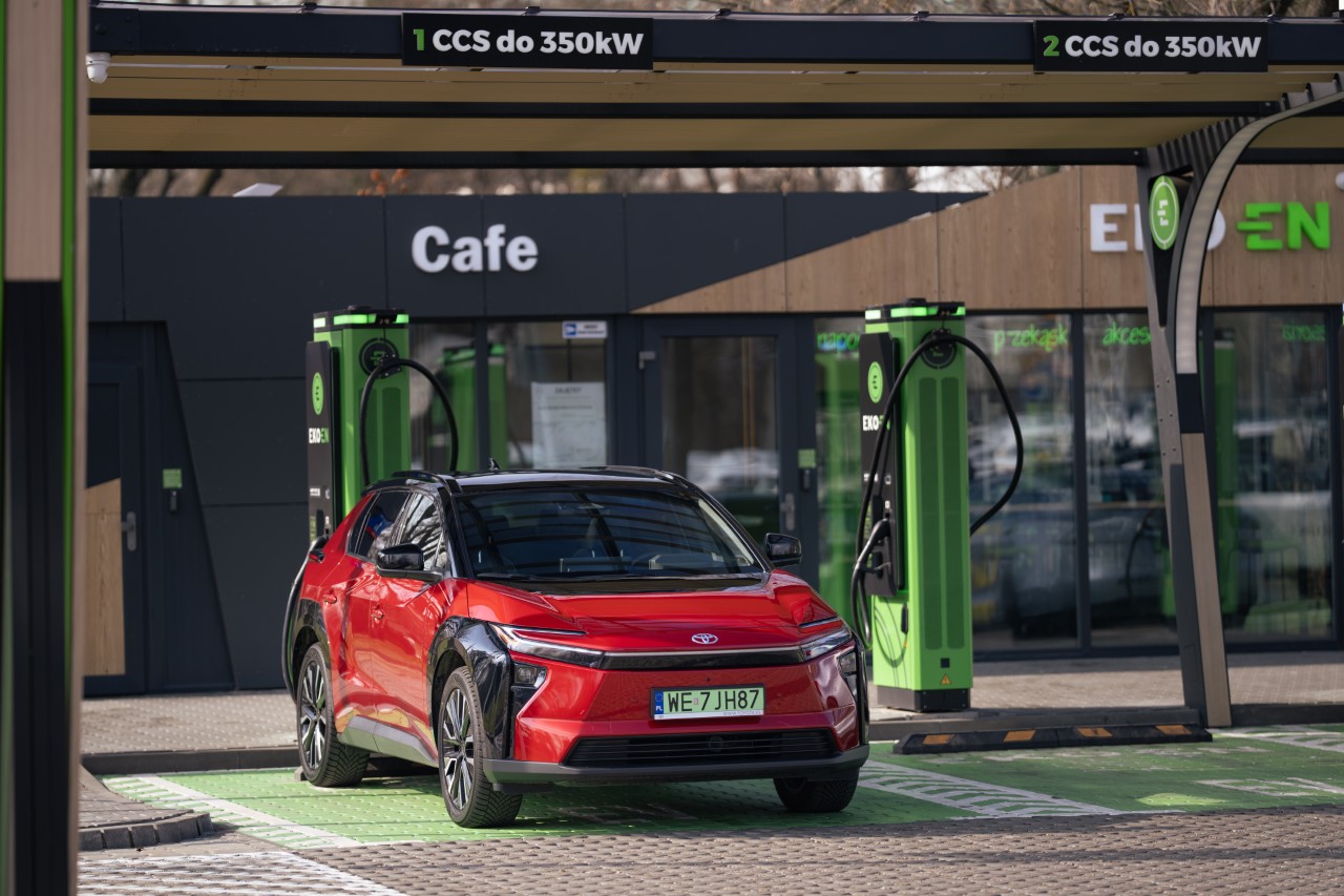 Toyota ułatwia decyzję o wyborze samochodu elektrycznego. Komplet informacji dla klienta