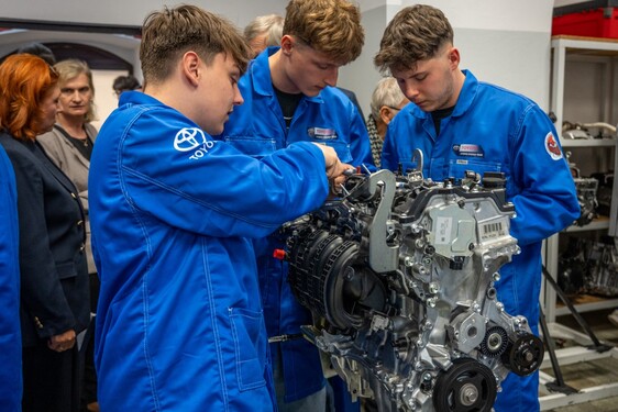 Toyota Central Europe wspiera edukację zawodową. Jak partnerstwo ze szkołą pomaga kształcić przyszłych mechatroników