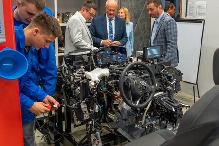 Toyota Central Europe wspiera edukację zawodową. Jak partnerstwo ze szkołą pomaga kształcić przyszłych mechatroników
