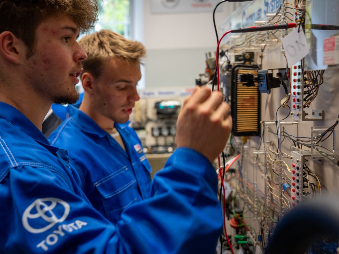 Toyota Central Europe wspiera edukację zawodową. Jak partnerstwo ze szkołą pomaga kształcić przyszłych mechatroników