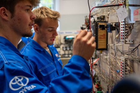 Toyota Central Europe wspiera edukację zawodową. Jak partnerstwo ze szkołą pomaga kształcić przyszłych mechatroników