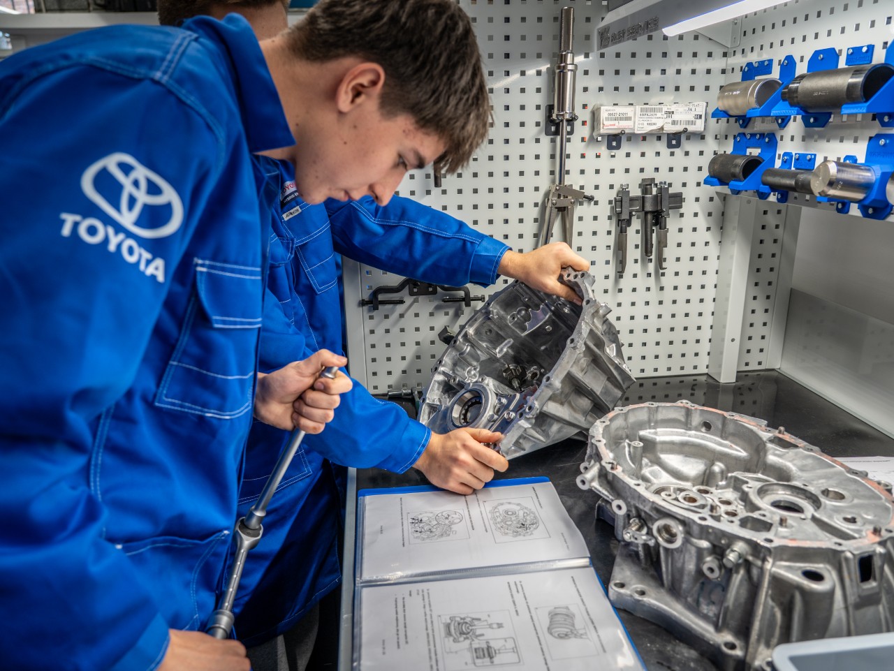 Toyota Central Europe wspiera edukację zawodową. Jak partnerstwo ze szkołą pomaga kształcić przyszłych mechatroników