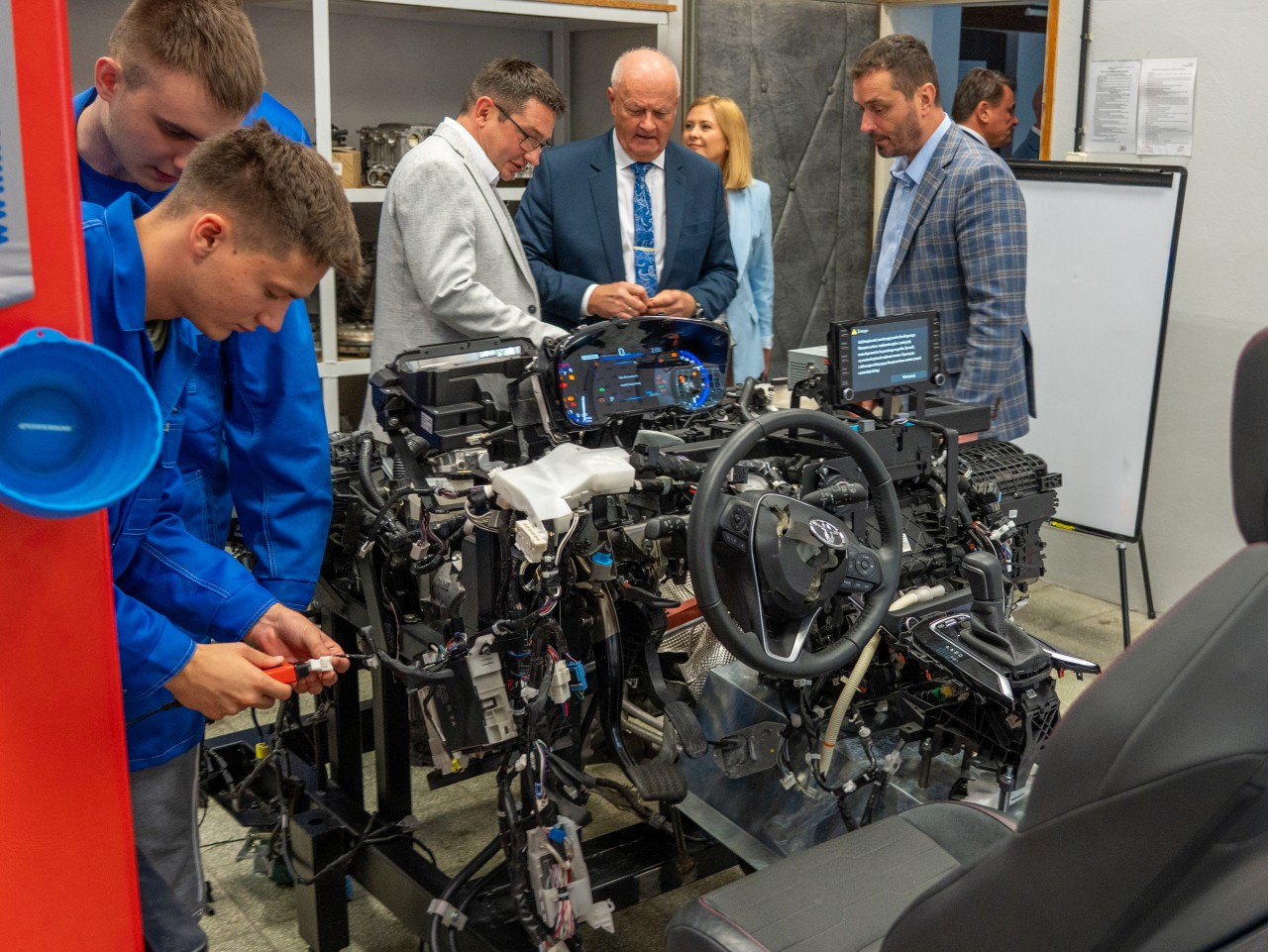 Toyota Central Europe wspiera edukację zawodową. Jak partnerstwo ze szkołą pomaga kształcić przyszłych mechatroników