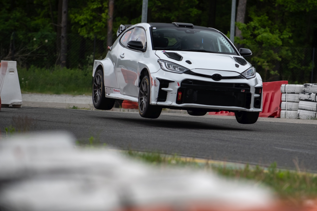 TOYOTA GR CUP: kierowcy szykują się na Modlin, gracze ruszają do Tokio