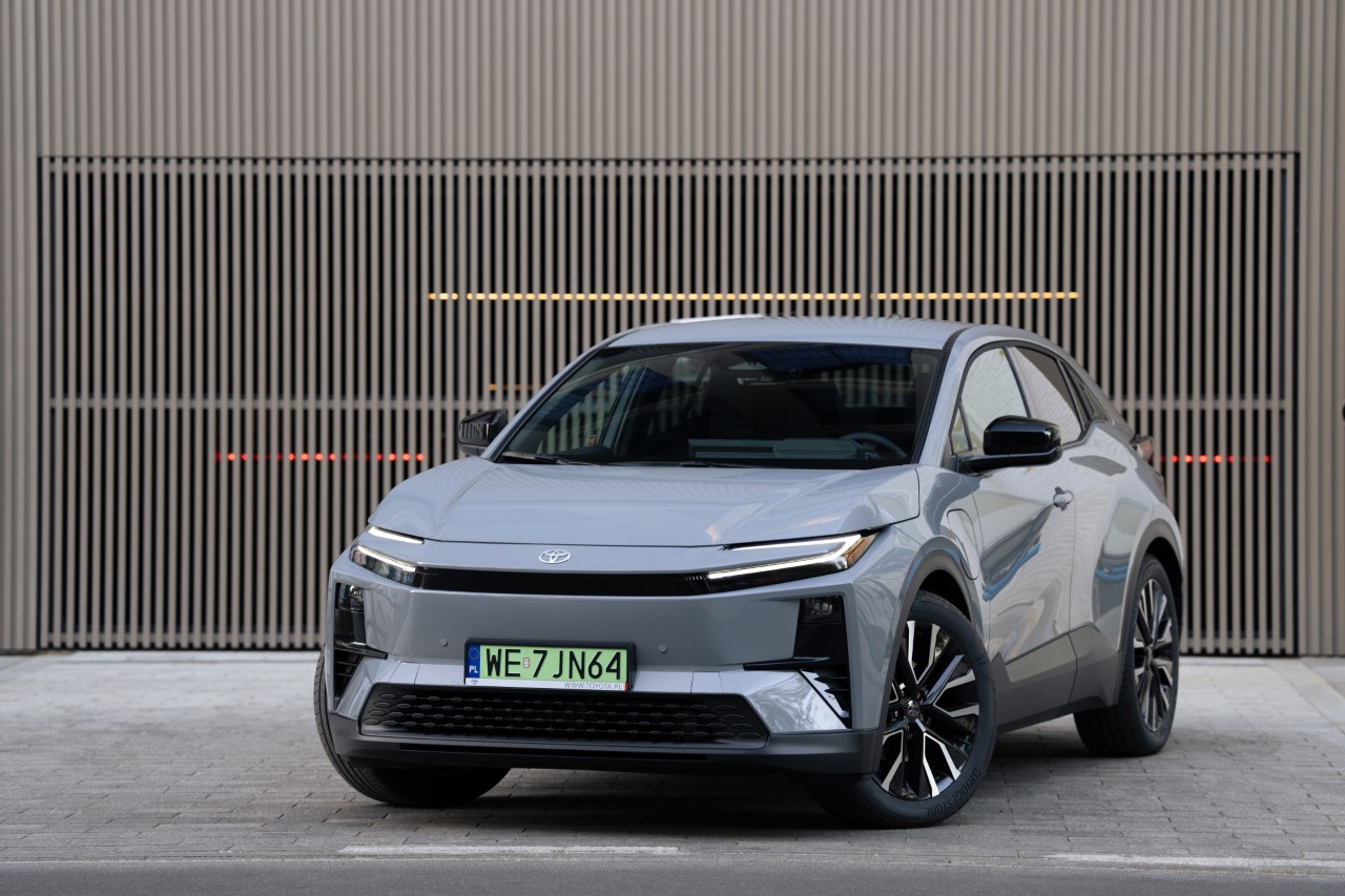 Toyota liderem polskiego rynku motoryzacyjnego po trzech kwartałach 2026 roku. Rejestracje aut elektrycznych marki wzrosły o 215%