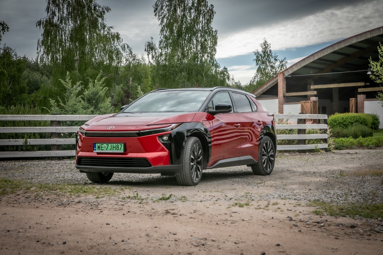 Toyota liderem polskiego rynku motoryzacyjnego po trzech kwartałach 2026 roku. Rejestracje aut elektrycznych marki wzrosły o 215%