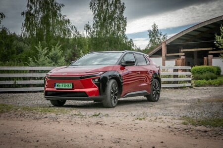 Toyota liderem polskiego rynku motoryzacyjnego po trzech kwartałach 2026 roku. Rejestracje aut elektrycznych marki wzrosły o 215%