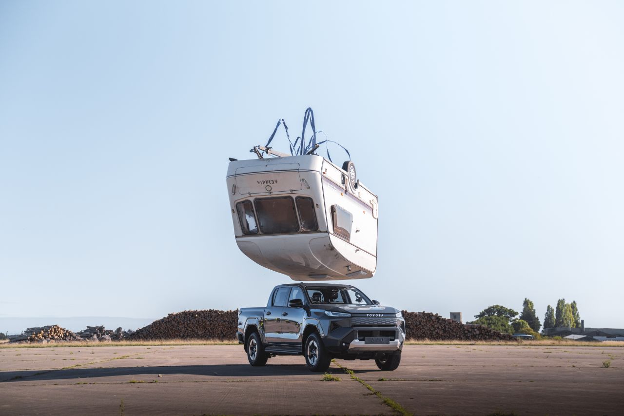 Toyota odtwarza legendarny test wytrzymałości. W roli głównej elektryczny Hilux