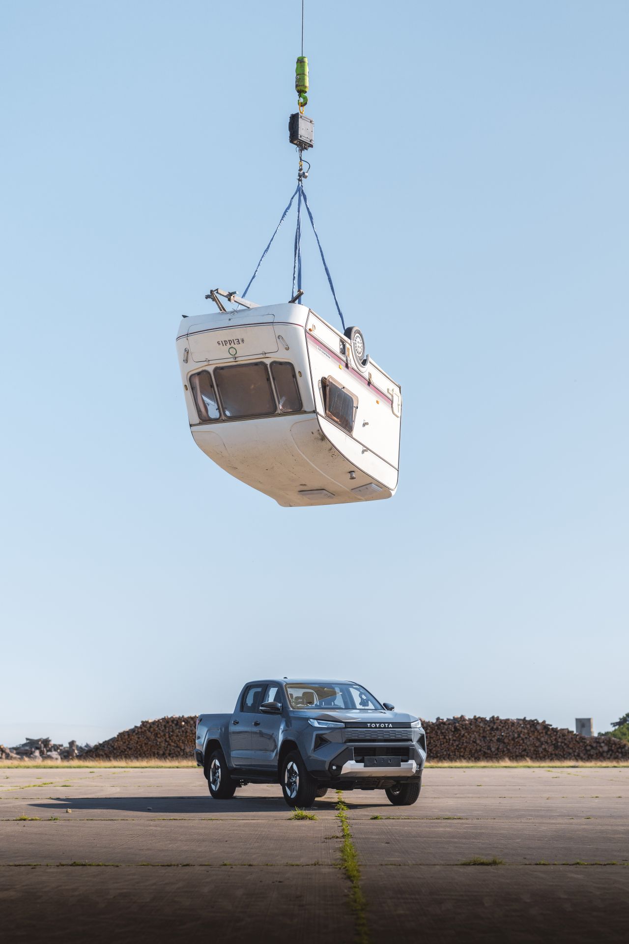 Toyota odtwarza legendarny test wytrzymałości. W roli głównej elektryczny Hilux 