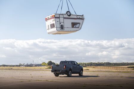 Toyota odtwarza legendarny test wytrzymałości. W roli głównej elektryczny Hilux 