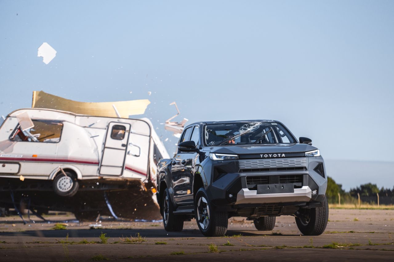 Toyota odtwarza legendarny test wytrzymałości. W roli głównej elektryczny Hilux
