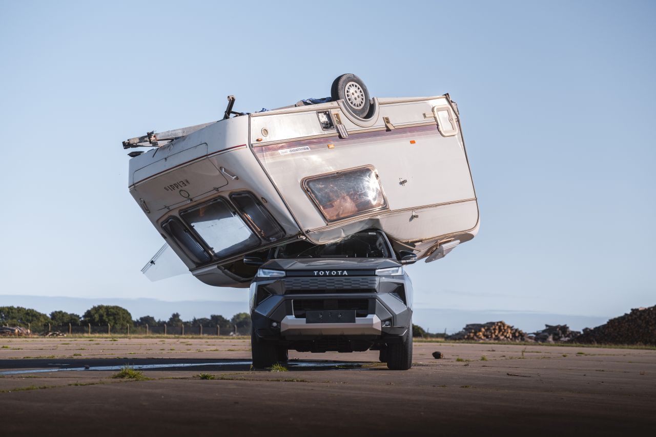 Toyota odtwarza legendarny test wytrzymałości. W roli głównej elektryczny Hilux