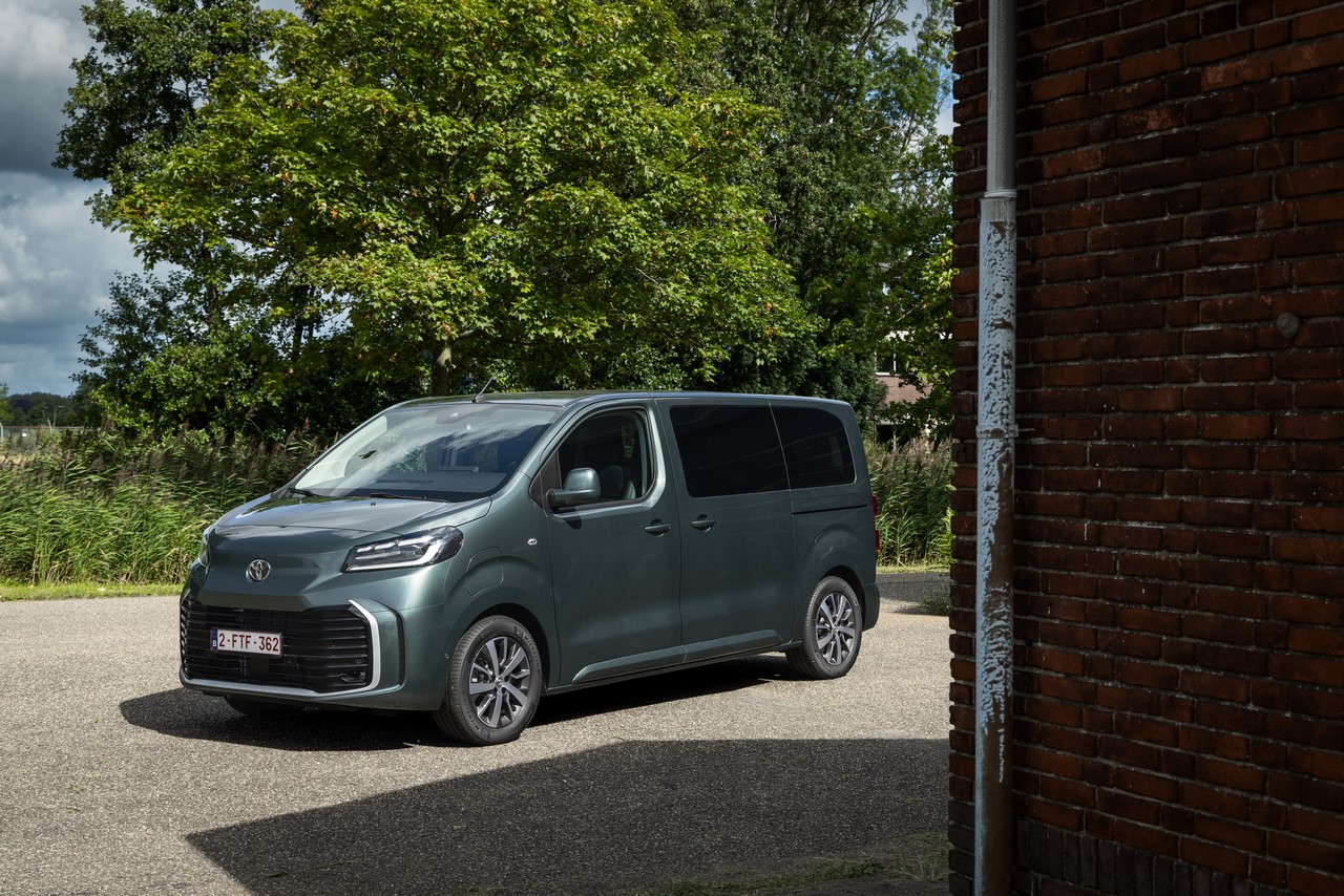 Toyota Professional numerem 1 wśród elektrycznych vanów. PROACE MAX z 31-procentowym wzrostem, Hilux liderem pick-upów we wrześniu