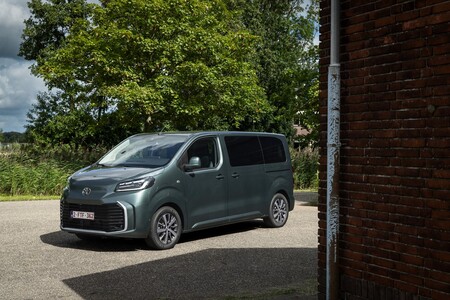 Toyota Professional numerem 1 wśród elektrycznych vanów. PROACE MAX z 31-procentowym wzrostem, Hilux liderem pick-upów we wrześniu
