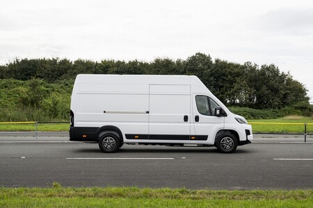 Toyota Professional numerem 1 wśród elektrycznych vanów. PROACE MAX z 31-procentowym wzrostem, Hilux liderem pick-upów we wrześniu
