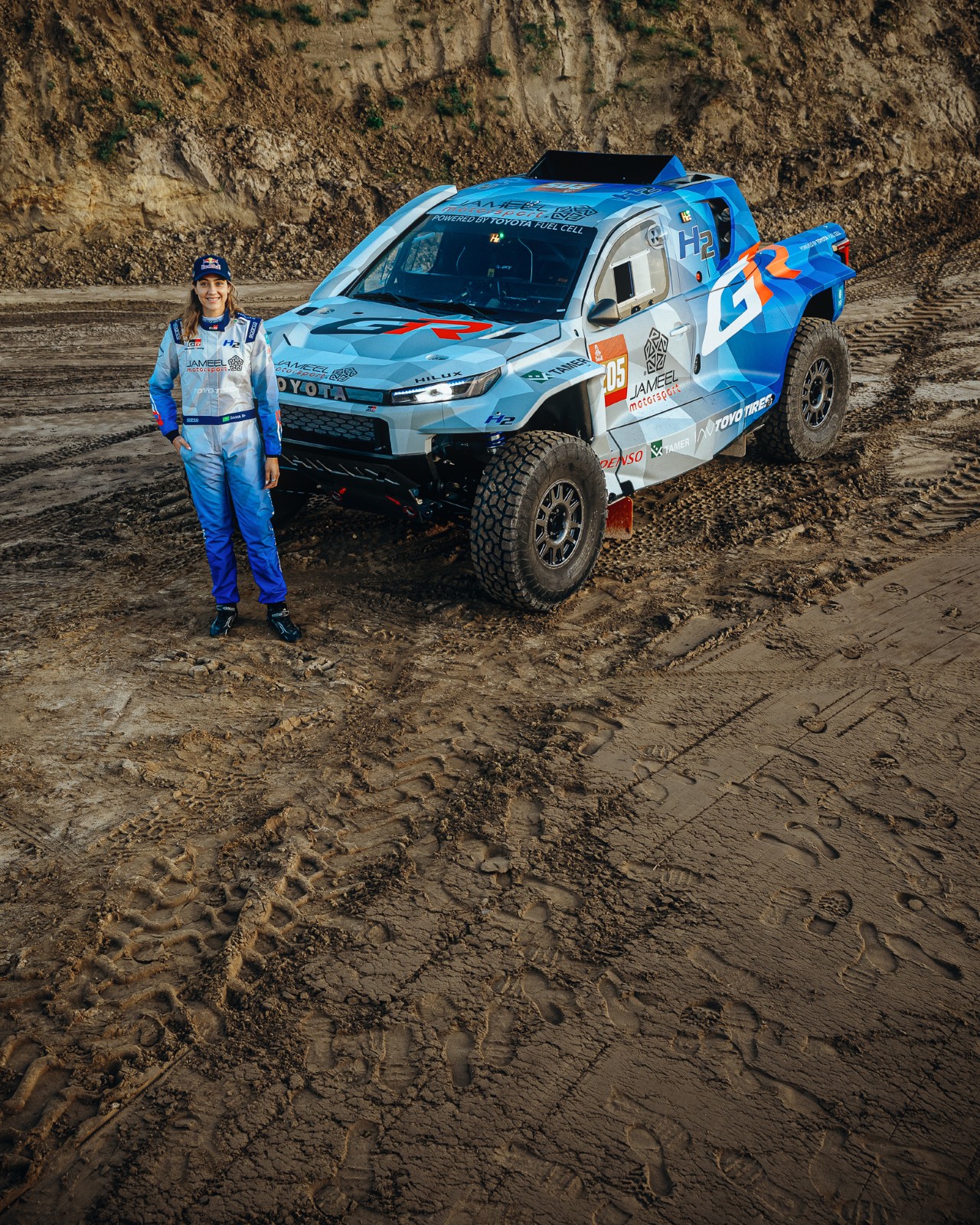 DKR GR FC Hilux rozpoczął testy przed Rajdem Dakar 2027. GAZOO Racing wybrało kierowcę wodorowego samochodu rajdowego