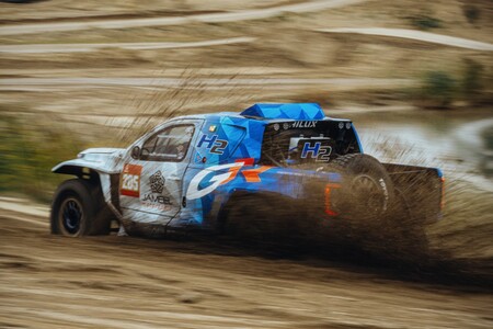 DKR GR FC Hilux rozpoczął testy przed Rajdem Dakar 2027. GAZOO Racing wybrało kierowcę wodorowego samochodu rajdowego