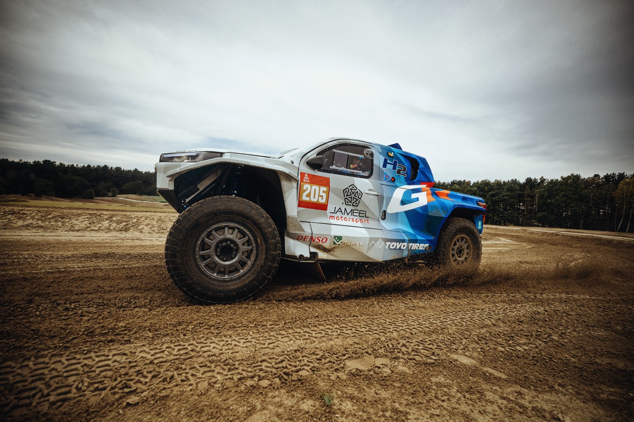 DKR GR FC Hilux rozpoczął testy przed Rajdem Dakar 2027. GAZOO Racing wybrało kierowcę wodorowego samochodu rajdowego