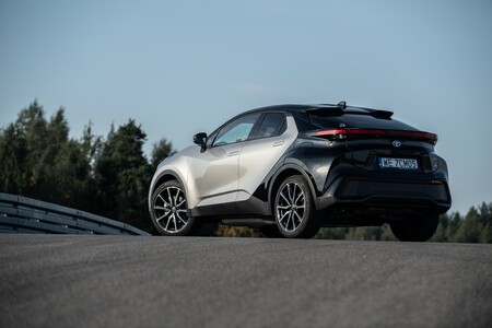 Hybrydowe bestsellery Toyoty w specjalnych cenach. Trwa wyprzedaż samochodów z rocznika 2026