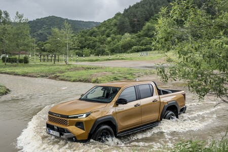 Nowa Toyota Hilux. Wyposażenie i wyciszenie jak w SUV-ie, możliwości terenowego pick-upa