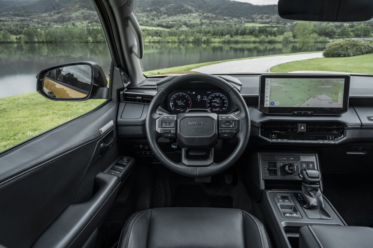Nowa Toyota Hilux. Wyposażenie i wyciszenie jak w SUV-ie, możliwości terenowego pick-upa