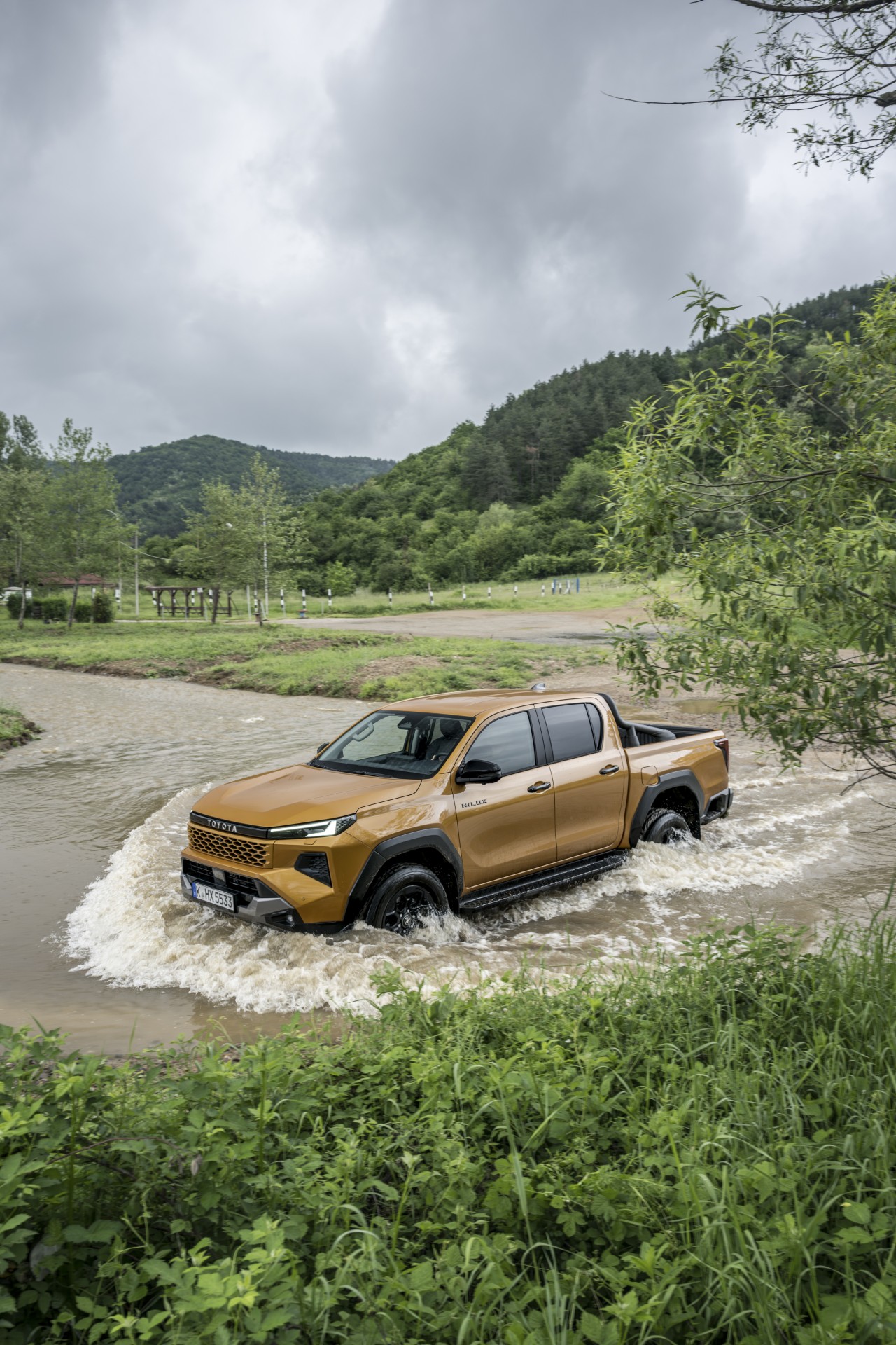 Nowa Toyota Hilux. Wyposażenie i wyciszenie jak w SUV-ie, możliwości terenowego pick-upa