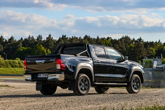 Hilux Active Pakiet Black 2025