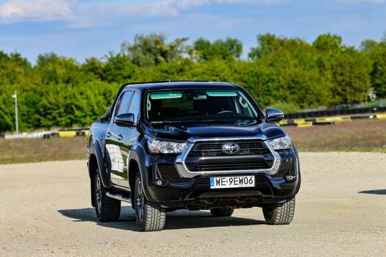 Hilux Active Pakiet Black 2025