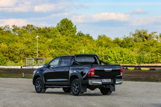 Hilux Active Pakiet Black 2025
