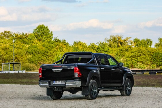 Hilux Active Pakiet Black 2025