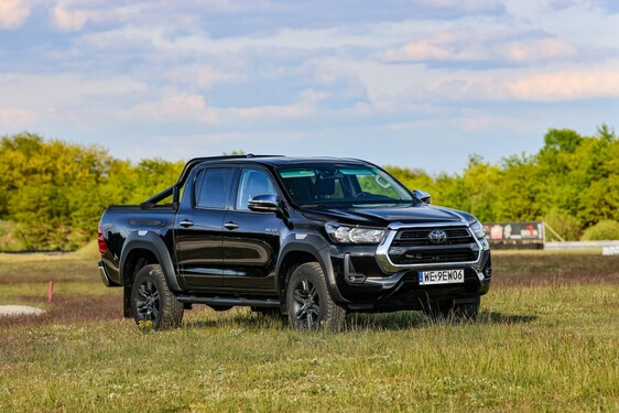 Hilux Active Pakiet Black 2025