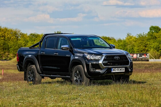 Hilux Active Pakiet Black 2025