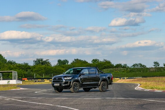 Hilux Active Pakiet Black 2025