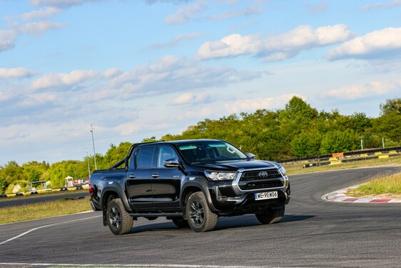 Hilux Active Pakiet Black 2025