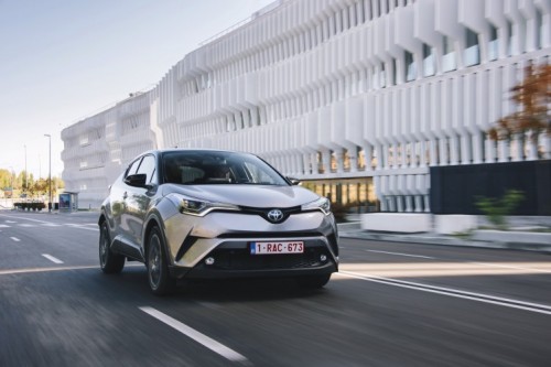 TOYOTA C-HR - PRVÉ VOZIDLÁ UŽ NA SHOWROOMOCH U AUTORIZOVANÝCH PARTNEROV ZNAČKY