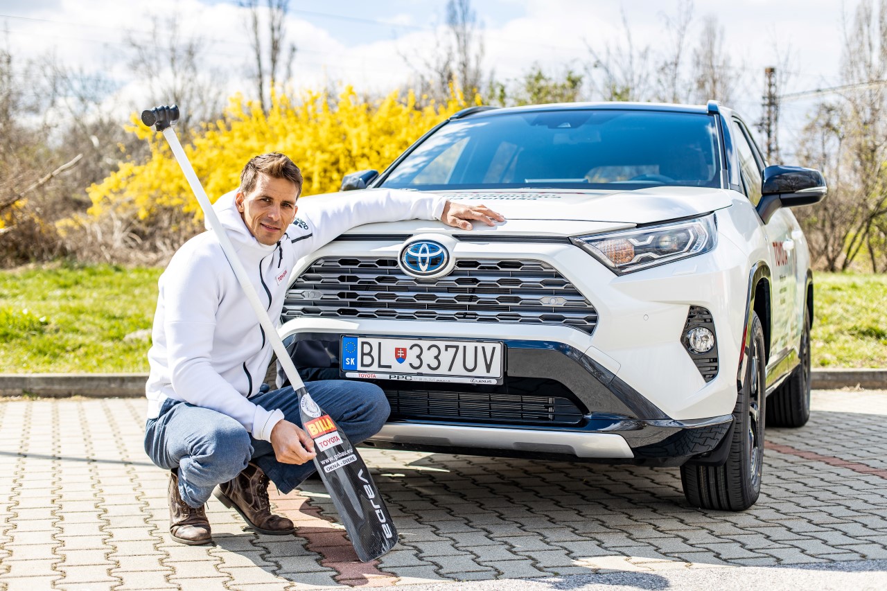 Kanoistovi Matejovi Beňušovi uľahčí prípravu na Olympiádu nová Toyota RAV4 Hybrid