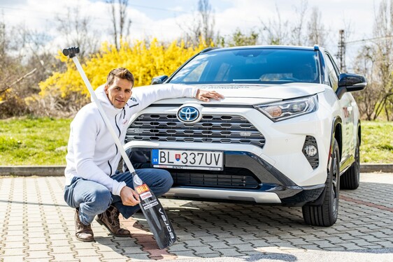 Kanoistovi Matejovi Beňušovi uľahčí prípravu na Olympiádu nová Toyota RAV4 Hybrid