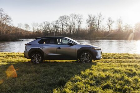 Toyota prináša elektrické bZ4X s rýchlejším nabíjaním a väčším pohodlím