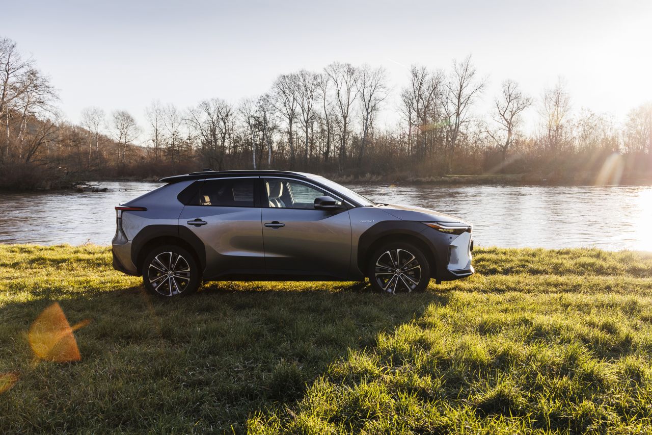 Toyota prináša elektrické bZ4X s rýchlejším nabíjaním a väčším pohodlím