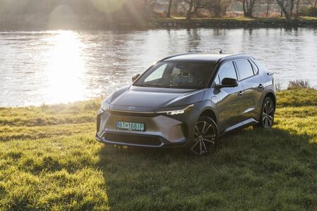 Toyota prináša elektrické bZ4X s rýchlejším nabíjaním a väčším pohodlím