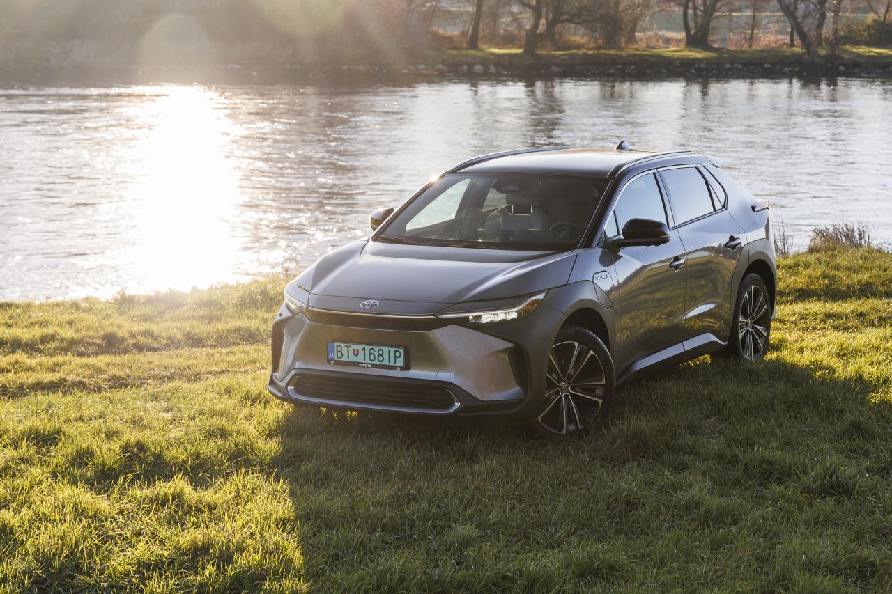 Toyota prináša elektrické bZ4X s rýchlejším nabíjaním a väčším pohodlím
