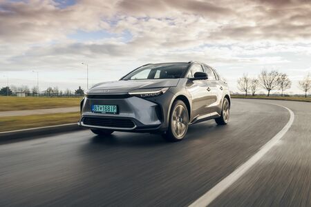 Toyota prináša elektrické bZ4X s rýchlejším nabíjaním a väčším pohodlím