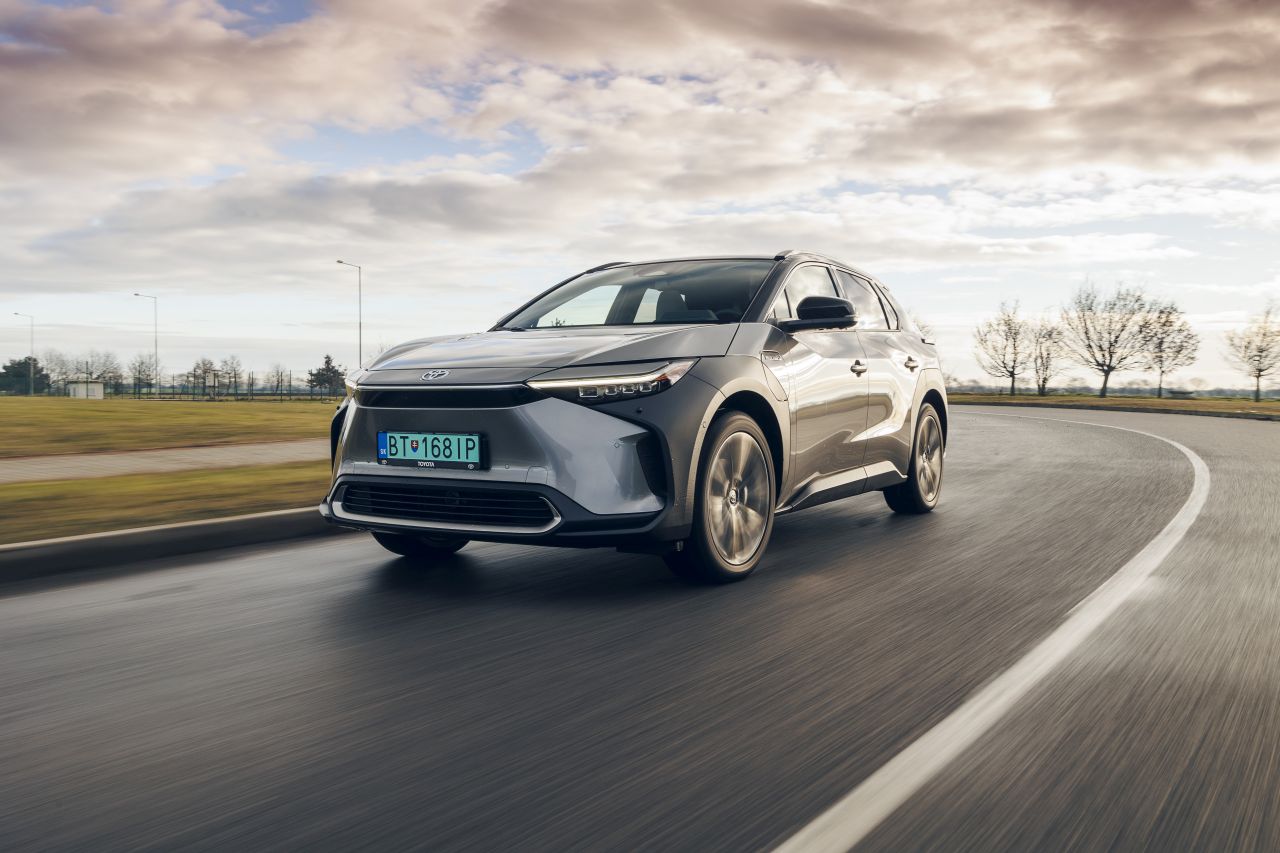 Toyota prináša elektrické bZ4X s rýchlejším nabíjaním a väčším pohodlím