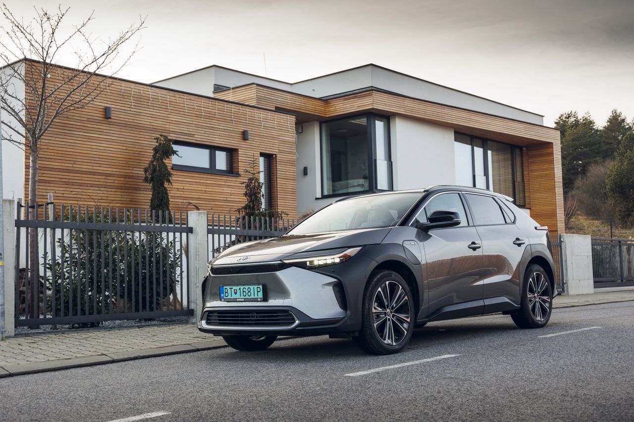 Toyota predala v Európe šesť miliónov elektrifikovaných vozidiel. Stratégia s viacerými pohonmi sa vypláca