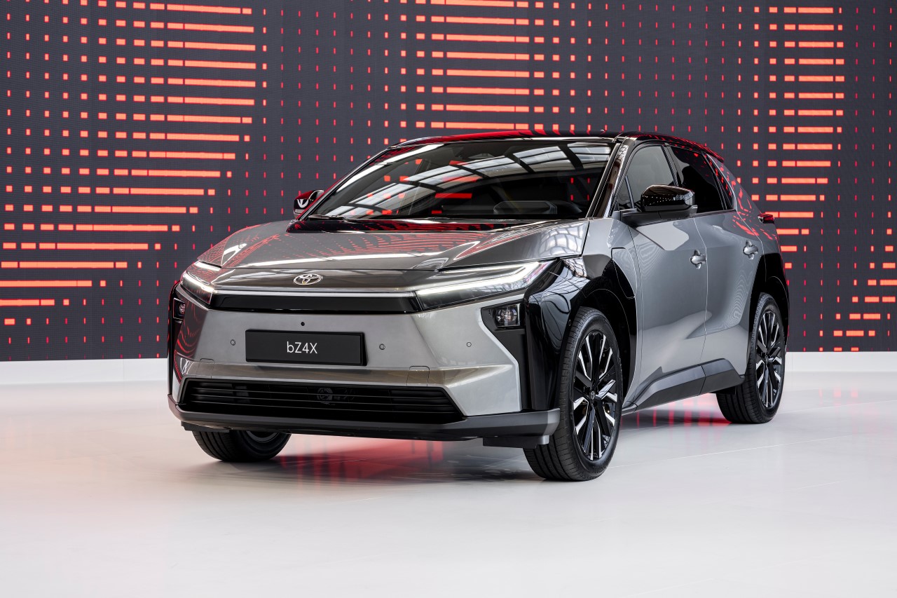 Toyota modernizuje batériovo-elektrický model bZ4X: bude mať rýchlejšie nabíjanie, vyšší výkon a dlhší dojazd