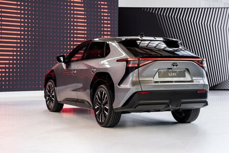 Toyota modernizuje batériovo-elektrický model bZ4X: bude mať rýchlejšie nabíjanie, vyšší výkon a dlhší dojazd