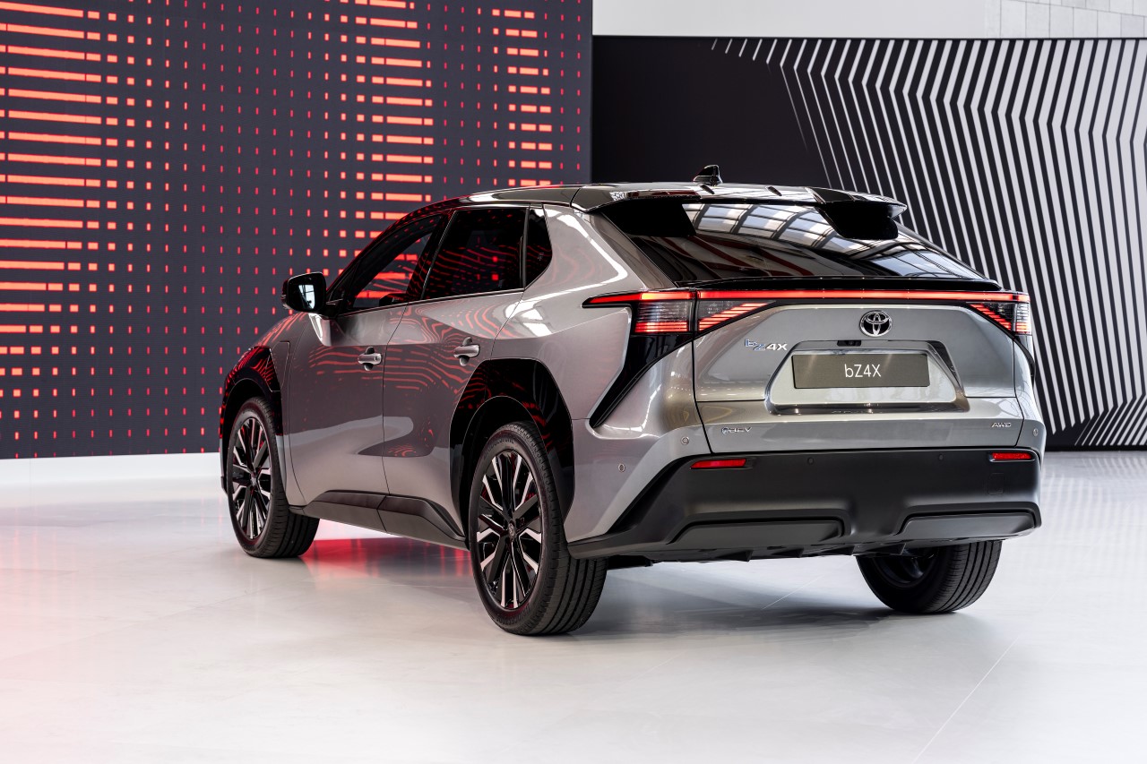 Toyota modernizuje batériovo-elektrický model bZ4X: bude mať rýchlejšie nabíjanie, vyšší výkon a dlhší dojazd