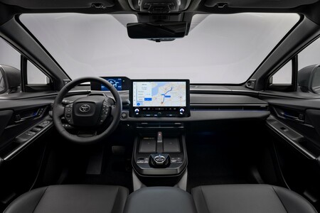 Toyota modernizuje batériovo-elektrický model bZ4X: bude mať rýchlejšie nabíjanie, vyšší výkon a dlhší dojazd