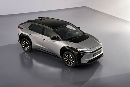 Toyota modernizuje batériovo-elektrický model bZ4X: bude mať rýchlejšie nabíjanie, vyšší výkon a dlhší dojazd